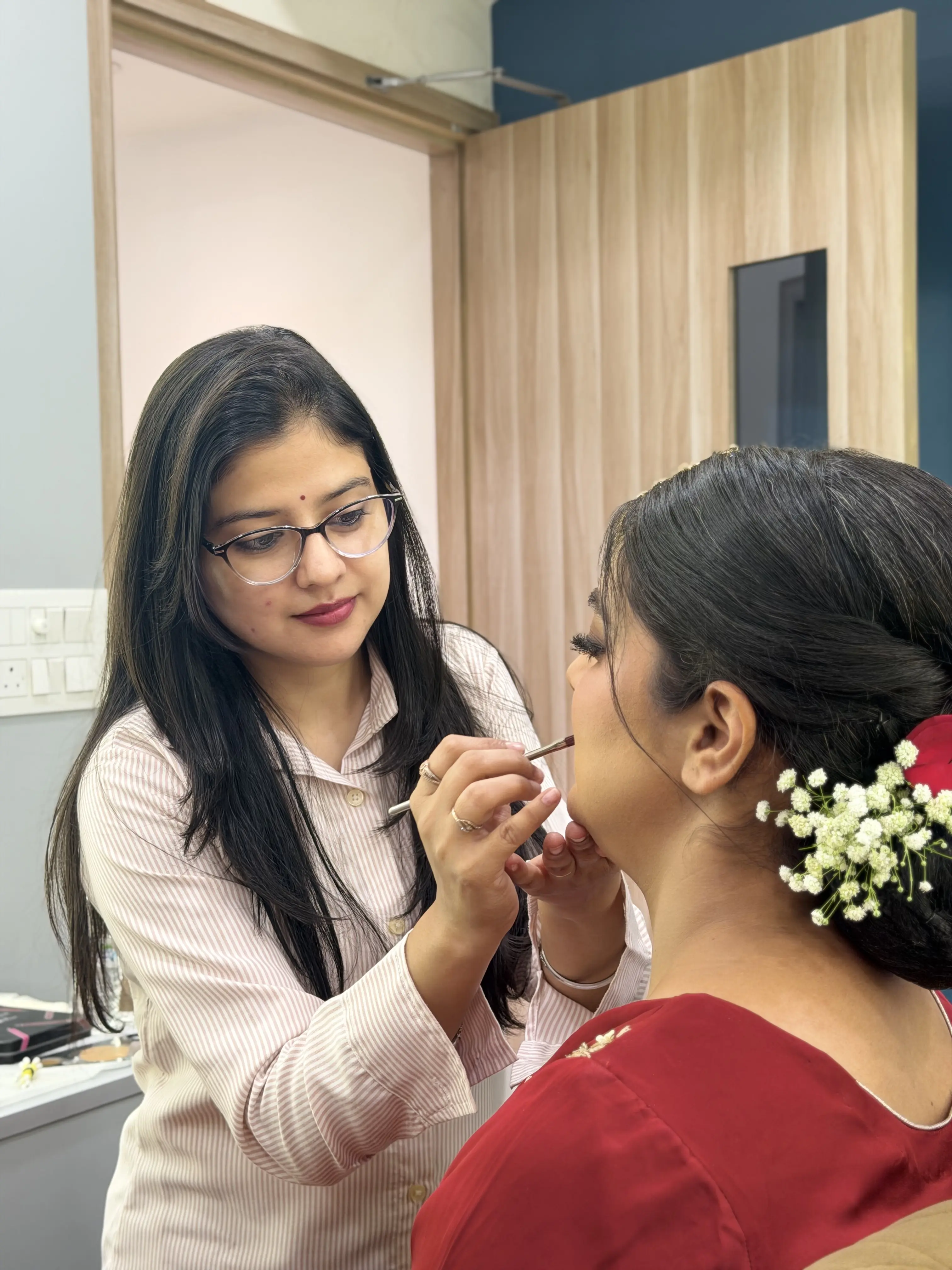 Meekanshi, experienced makeup artist and owner of Mark Salon, with 10 years of beauty and makeup expertise in Hoshiarpur.